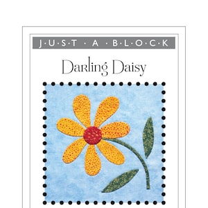 Może przedstawiać: Wesoły wzór aplikacji dla kwiatu stokrotki z zieloną łodygą i liśćmi. Wzór ma 20,3 cm na 20,3 cm i nosi tytuł "Darling Daisy". Tekst "Just A Block" znajduje się w górnej części obrazu, a tekst "Design by Kay Mackenzie" w dolnej części obrazu.