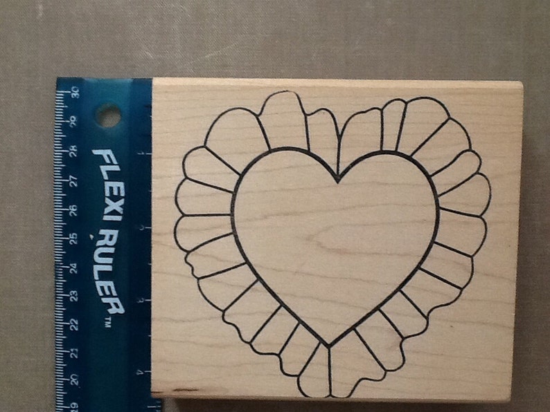 Luni mounted grey rubber stamp Ruffled Heart