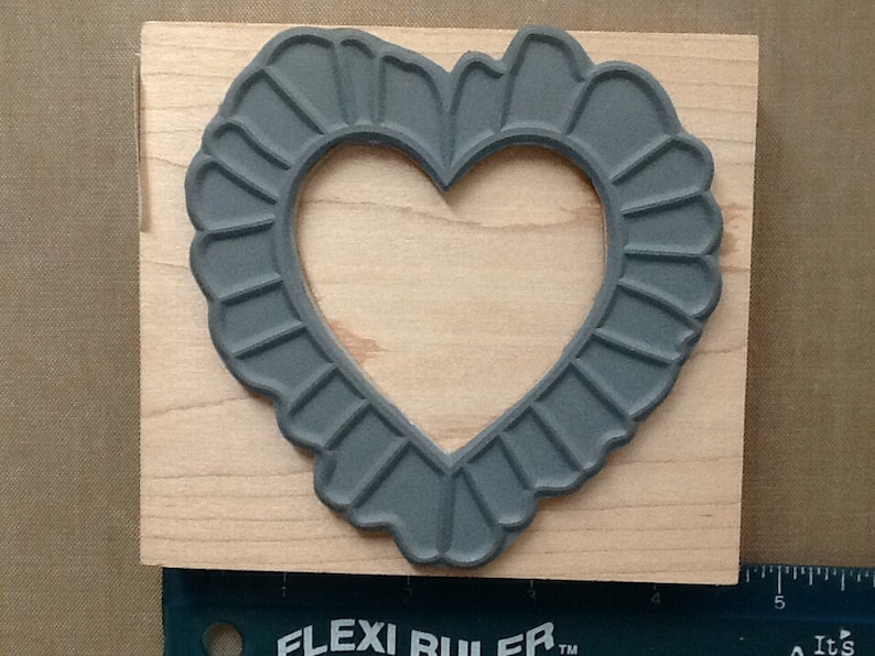 Luni mounted grey rubber stamp Ruffled Heart