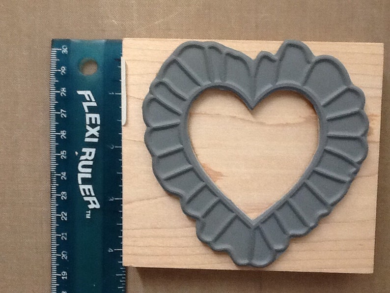 Luni mounted grey rubber stamp Ruffled Heart