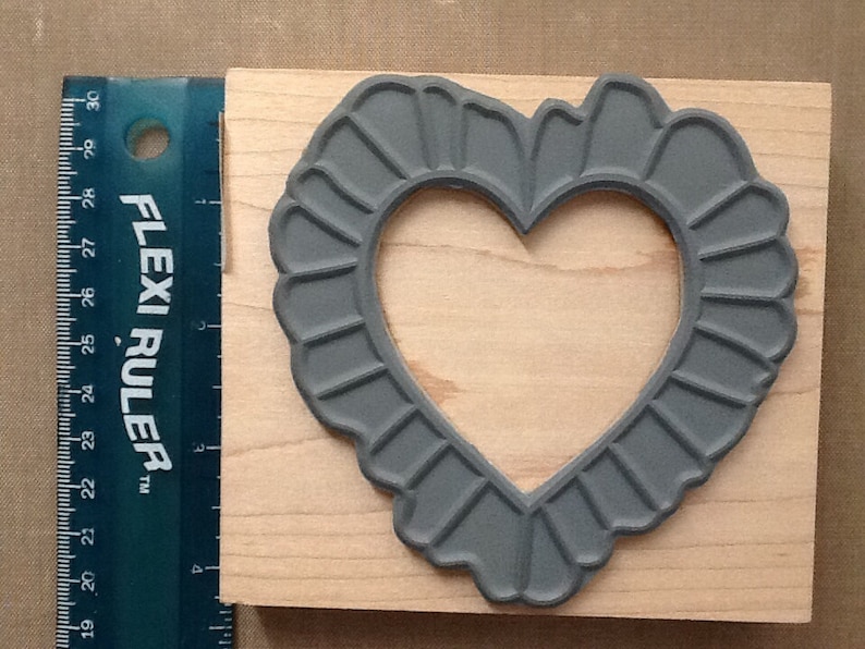 Luni mounted grey rubber stamp Ruffled Heart