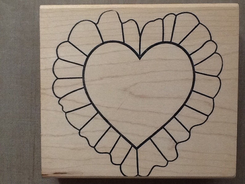 Luni mounted grey rubber stamp Ruffled Heart