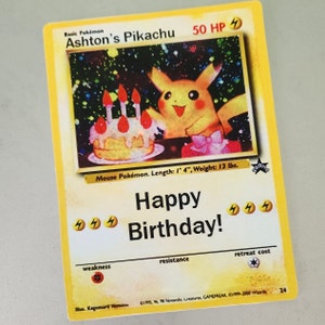 d'anniversaire Pikachu personnalisée - Personnalisée avec son nom | Possibilité d'inclure 3 cartes holographiques miniatures !