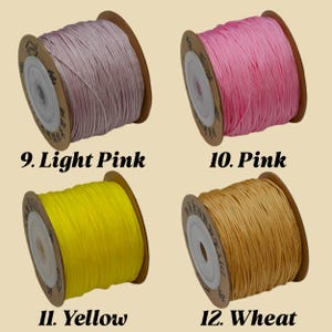 Puede incluir: Cuatro carretes de cord&oacute;n de colores en rosa claro, rosa, amarillo y trigo. Cada carrete est&aacute; etiquetado con un n&uacute;mero y un nombre de color. Los carretes est&aacute;n hechos de un material liso y bien enrollado, ideal para manualidades y joyer&iacute;a.