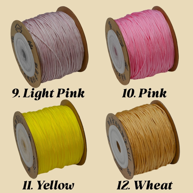 Puede incluir: Cuatro carretes de cord&oacute;n de colores en rosa claro, rosa, amarillo y trigo. Cada carrete est&aacute; etiquetado con un n&uacute;mero y un nombre de color. Los carretes est&aacute;n hechos de un material liso y bien enrollado, ideal para manualidades y joyer&iacute;a.