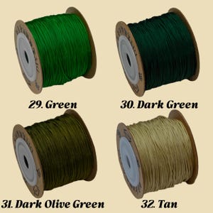 Puede incluir: Cuatro carretes de cord&oacute;n en varios tonos de verde y beige. Los carretes est&aacute;n etiquetados con los colores: Verde, Verde oscuro, Verde oliva oscuro y Beige. Cada carrete est&aacute; enrollado alrededor de un n&uacute;cleo de cart&oacute;n.