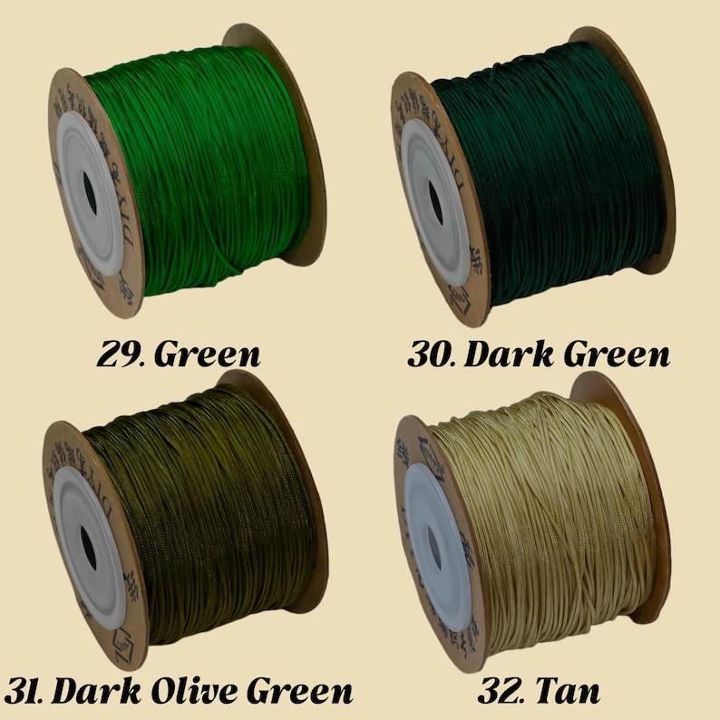 Puede incluir: Cuatro carretes de cord&oacute;n en varios tonos de verde y beige. Los carretes est&aacute;n etiquetados con los colores: Verde, Verde oscuro, Verde oliva oscuro y Beige. Cada carrete est&aacute; enrollado alrededor de un n&uacute;cleo de cart&oacute;n.