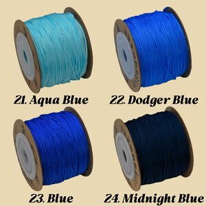 Puede incluir: Cuatro carretes de cord&oacute;n azul en varios tonos. Los colores est&aacute;n etiquetados: Aqua Blue, Dodger Blue, Blue y Midnight Blue. Cada carrete est&aacute; enrollado en un n&uacute;cleo de cart&oacute;n.