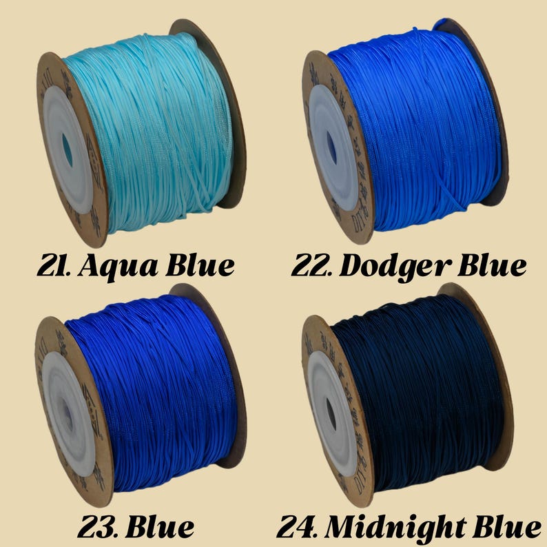 Puede incluir: Cuatro carretes de cord&oacute;n azul en varios tonos. Los colores est&aacute;n etiquetados: Aqua Blue, Dodger Blue, Blue y Midnight Blue. Cada carrete est&aacute; enrollado en un n&uacute;cleo de cart&oacute;n.