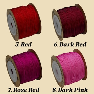 Puede incluir: Cuatro carretes de cord&oacute;n colorido en tonos rojo, rojo oscuro, rojo rosa y rosa oscuro. Cada carrete est&aacute; etiquetado con el nombre de su color. Los cordones est&aacute;n bien enrollados en carretes de cart&oacute;n, ideales para manualidades o bisuter&iacute;a.