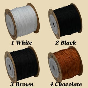 Puede incluir: Cuatro carretes de cord&oacute;n en blanco, negro, marr&oacute;n y chocolate. Cada carrete est&aacute; etiquetado con un n&uacute;mero y el nombre del color. El cord&oacute;n est&aacute; bien enrollado en un carrete de cart&oacute;n.