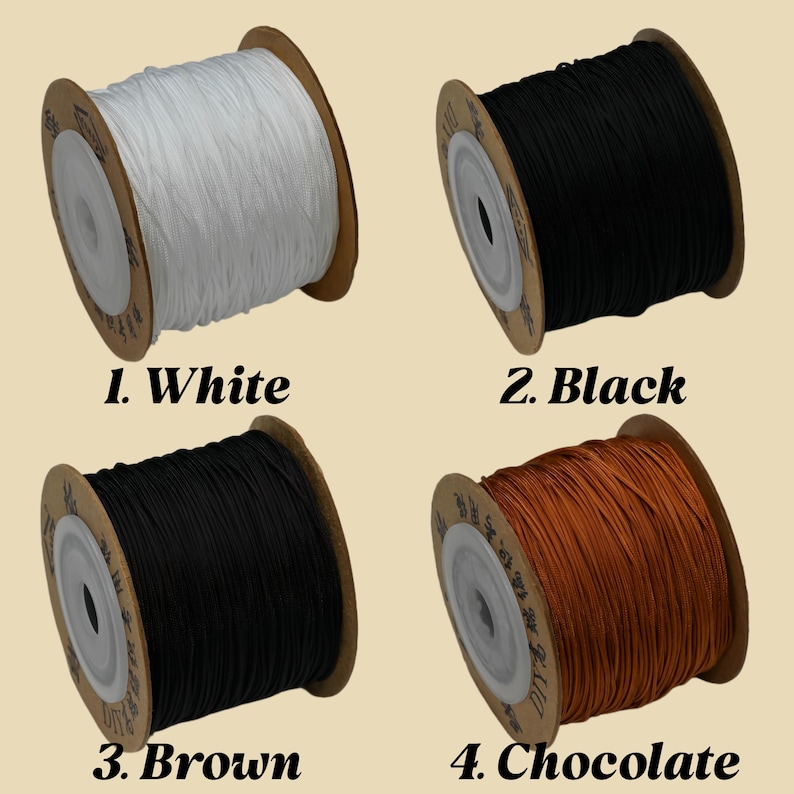 Puede incluir: Cuatro carretes de cord&oacute;n en blanco, negro, marr&oacute;n y chocolate. Cada carrete est&aacute; etiquetado con un n&uacute;mero y el nombre del color. El cord&oacute;n est&aacute; bien enrollado en un carrete de cart&oacute;n.