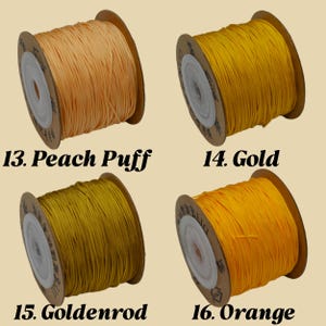 Puede incluir: Cuatro carretes de cord&oacute;n colorido en tonos melocot&oacute;n, oro, vara de oro y naranja. Cada carrete est&aacute; etiquetado con un n&uacute;mero y nombre de color. El cord&oacute;n est&aacute; enrollado en carretes de cart&oacute;n, ideal para manualidades y bisuter&iacute;a.