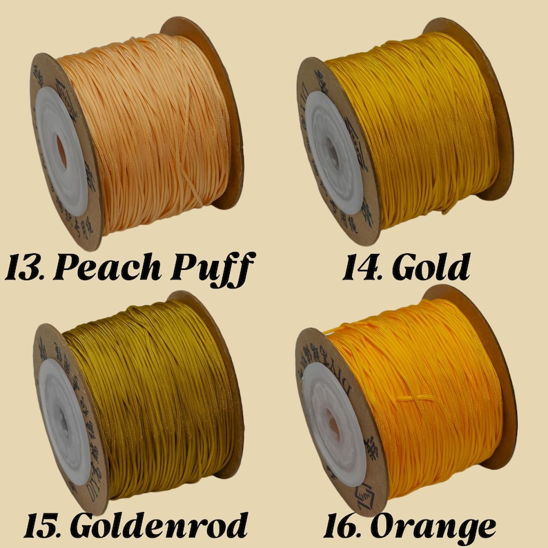 Puede incluir: Cuatro carretes de cord&oacute;n colorido en tonos melocot&oacute;n, oro, vara de oro y naranja. Cada carrete est&aacute; etiquetado con un n&uacute;mero y nombre de color. El cord&oacute;n est&aacute; enrollado en carretes de cart&oacute;n, ideal para manualidades y bisuter&iacute;a.