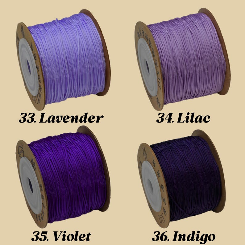 Puede incluir: Cuatro carretes de cord&oacute;n en tonos morados, lavanda e &iacute;ndigo. Cada carrete est&aacute; etiquetado con un nombre de color y un n&uacute;mero: Lavanda, Lila, Violeta e &Iacute;ndigo. El cord&oacute;n est&aacute; bien enrollado en un carrete de cart&oacute;n.