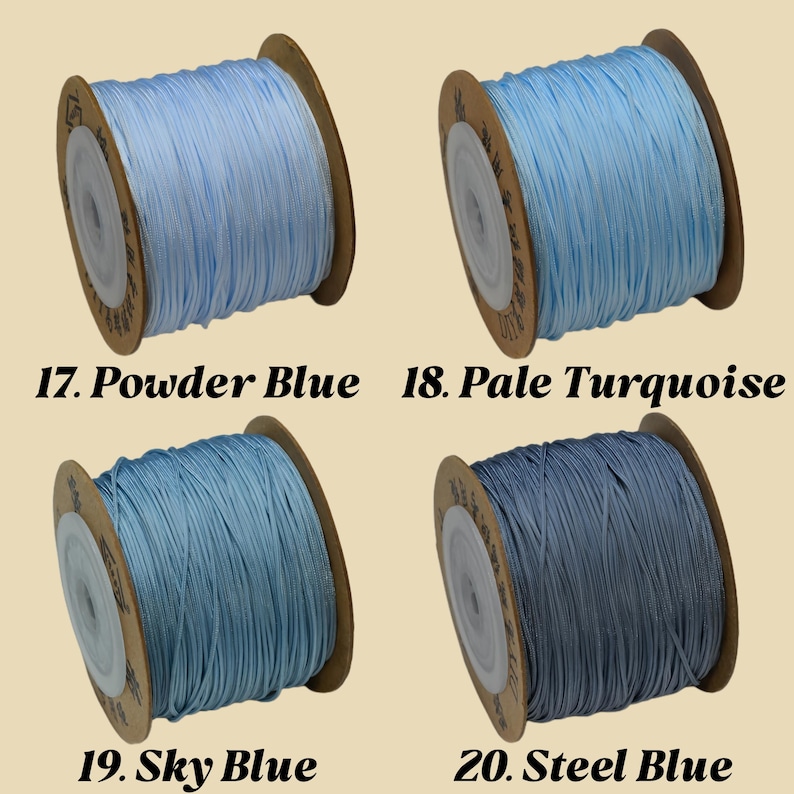 Puede incluir: Cuatro carretes de cord&oacute;n azul, cada uno enrollado en una bobina de cart&oacute;n. Los colores son Azul Polvo, Turquesa P&aacute;lido, Azul Cielo y Azul Acero. El texto en la imagen indica los nombres y n&uacute;meros de los colores.