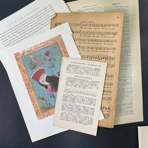 Op de afbeelding: Een vintage boekpagina met een muzikale partituur met de woorden "The Lord hath comforted His people". De pagina is verkleurd door de tijd en heeft een versleten, getextureerd oppervlak. Het boek is open op een pagina met een Chinese tekst en een sectie met de titel "Pronunciation".