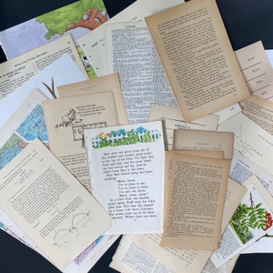 Op de afbeelding: Een verzameling vintage boekpagina's, inclusief illustraties, kaarten en tekst. Sommige pagina's bevatten kinder verhalen met illustraties van een kat en een huis. De pagina's zijn van verschillende formaten en kleuren, wat een gelaagd effect creëert.