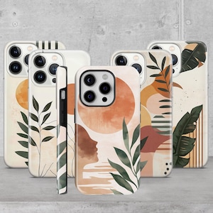 Peut inclure: Ensemble de cinq coques de téléphone avec des motifs abstraits présentant une combinaison de formes géométriques, de feuilles et d'un élément solaire dans des tons de brun, d'orange et de blanc.
