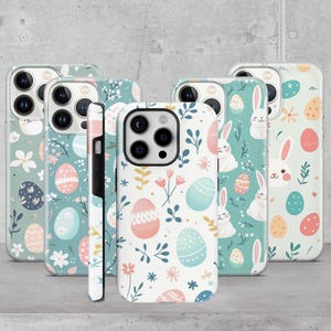 Könnte beinhalten: Satz von sechs iPhone-Hüllen mit Ostern-Motiven. Die Hüllen sind in Pastellfarben gehalten und zeigen Hasen, Eier und Blumenmuster.