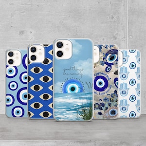 Könnte beinhalten: Satz mit fünf Handyhüllen mit dem bösen Auge in verschiedenen Designs. Die Hüllen sind transparent mit blauen und weißen Mustern. Eine Hülle zeigt den Text "good things are coming" und ein blaues böses Auge mit einem Sonnenstrahl dahinter. Eine andere Hülle zeigt ein blaues böses Auge mit dem Text "I am protected, I am secure".