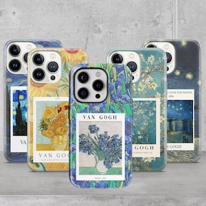 Könnte beinhalten: Satz von fünf Handyhüllen mit verschiedenen berühmten Gemälden von Vincent van Gogh. Die Hüllen sind transparent und zeigen die Gemälde in voller Farbe. Die Gemälde umfassen "Sternennacht", "Sonnenblumen", "Iris", "Mandelblüte" und "Die Sternennacht über der Rhône".