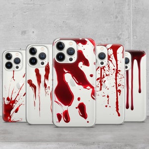 Puede incluir: Cinco fundas transparentes para teléfono con diferentes diseños de salpicaduras de sangre roja. Las fundas son para un iPhone 14 Pro.