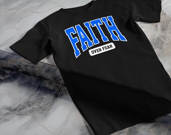 Glaube über Angst T-Shirt: Christlicher Glaube Kreuz Bibel Vers T-Shirt College Varsity Text