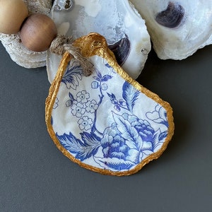 Blaue Chinoiserie Blumen Austernverzierung, Florale Austerenschale, Muschelverzierung, Küstendekor - 1 Ornament