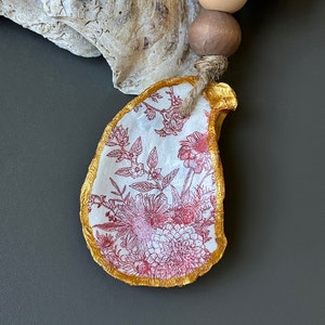 Rote Toile Blumen Austernverzierung, Florale Austerenschale, Muschelverzierung, Küstendekor - 1 Ornament