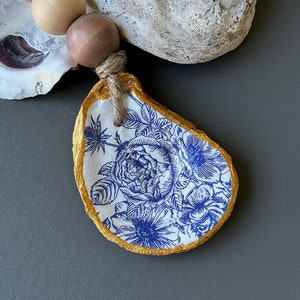 Blaue Blumen Austernverzierung, Florale Austerenschale, Muschelverzierung, Küstendekor - 1 Ornament