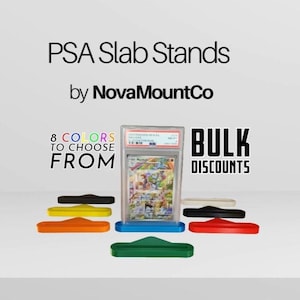 Puede incluir: Una exhibición de soportes para losas PSA en varios colores, incluyendo negro, amarillo, naranja, blanco, rojo y verde. Los soportes están diseñados para sostener tarjetas coleccionables clasificadas. El texto de la imagen dice "PSA Slab Stands" y "Bulk Discounts".