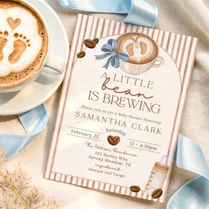 Könnte beinhalten: Eine Babyparty-Einladung mit Kaffeethema. Die Einladung zeigt den Text "A Little Bean is Brewing" und Details für Samantha Clarks Babyparty. Eine Tasse Kaffee mit Latte Art und blaue Schleifen akzentuieren die Einladung.