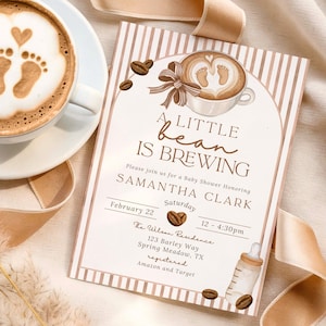 Puede incluir: Una invitación a un baby shower con temática de café. La invitación presenta el texto "A Little Bean Is Brewing" y los detalles del baby shower de Samantha Clark. También se muestra una taza de café con arte latte y granos de café.