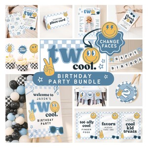 Może przedstawiać: Zestaw na przyjęcie urodzinowe w niebiesko-białą kratę. Zawiera zaproszenia, wizytówki, dekoracje na babeczki, banery i znaki. Motyw zawiera tekst "two cool" ze emotikonem i znakiem pokoju.