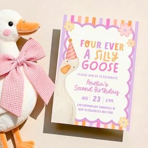 Könnte beinhalten: Ein weißes Plüschgans-Spielzeug mit einer rosa Schleife und einer Geburtstagseinladung. Die Einladung lautet "FOUR EVER A SILLY GOOSE" und enthält Details für Amelias zweiten Geburtstag am 23. August um 14:00 Uhr.