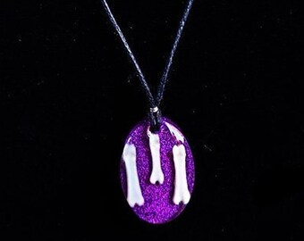 Huesos reales del dedo del pie de la mano del conejo encerrados en resina con collar de taxidermia de purpurina purpura