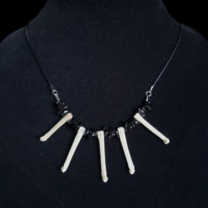 Véritables os métacarpiens de main de lapin pierres d'onyx noires sur un collier de taxidermie de cordon de soie noire image 2