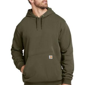 Puede incluir: Sudadera con capucha verde oliva con bolsillo de canguro y un peque&ntilde;o parche cuadrado con el logotipo. La sudadera tiene una capucha con cord&oacute;n y pu&ntilde;os y dobladillo de canal&eacute;. El modelo lleva pantalones color caqui.