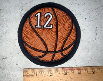 Parche de baloncesto auténtico para chaqueta universitaria con número bordado personalizado. Se puede coser o planchar.