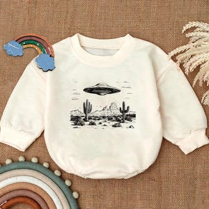 UFO Romper Sweatshirt, Alien Desert Scene Baby Outfit, Retro UFO Baby Bodysuit, Space-Themed Toddler Outfit, Cute Baby Gift,Baby Shower Idea