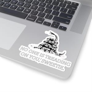 Puede incluir: Una pegatina en blanco y negro con una serpiente enroscada y el texto "NO ONE IS TREADING ON YOU, SWEETIE."