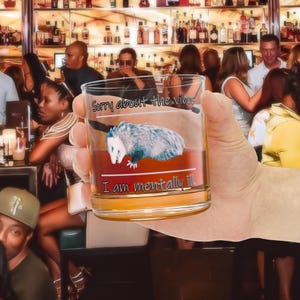 Sorry About The Vibes, szklanka do szkockiej, szklanka do whisky, staromodne szklanki, prezenty dla drużbów, prezenty dla taty, szkło do skał, opos png, opos