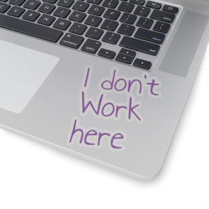 I Don't Work Here, kiss-cut-sticker, humorbumperstickers, hilarische bumpersticker, gekke bumperstickers, aangepaste helmstickers