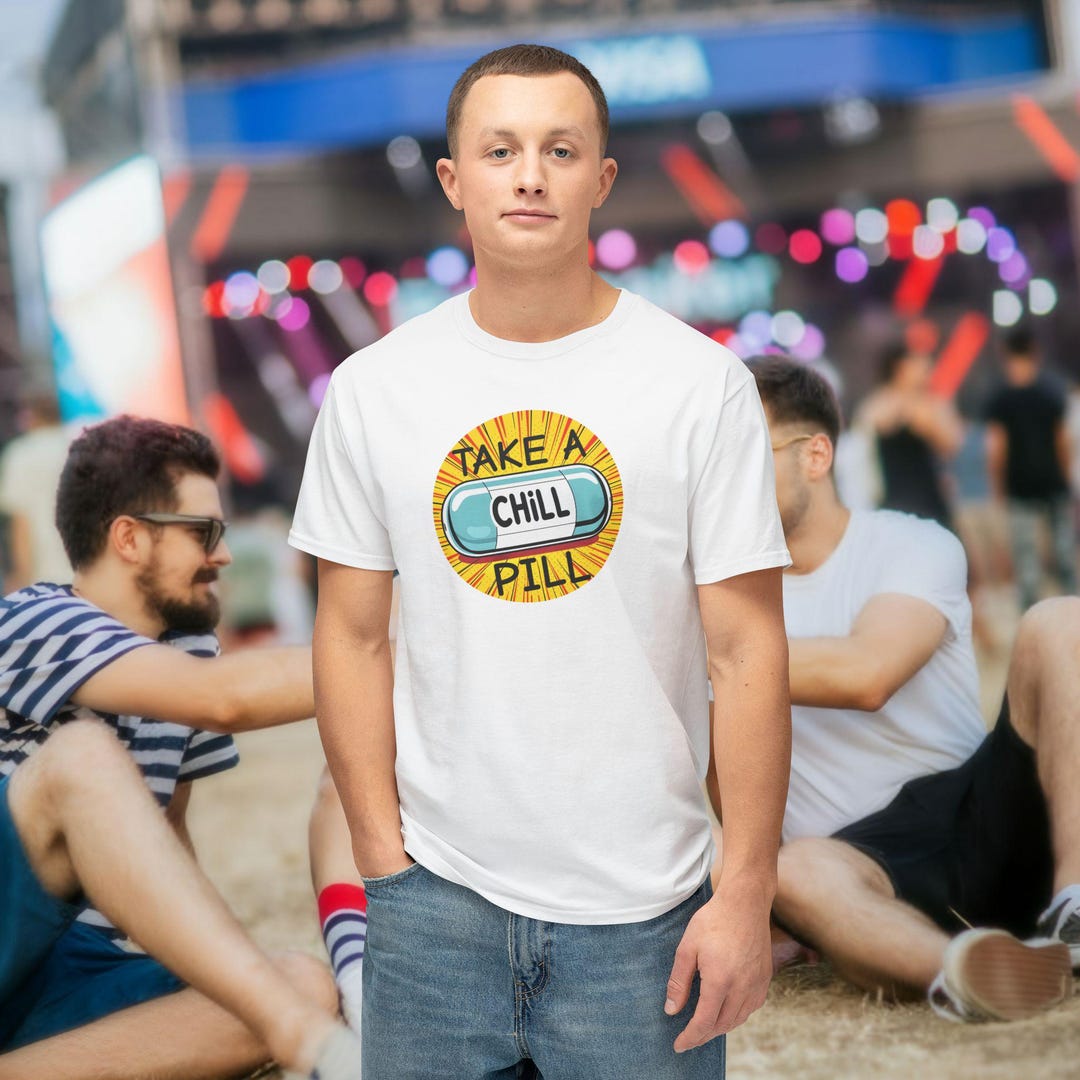 Maglietta Take A Chill Pill: maglietta grafica in stile anni '80  Italia