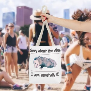 Sorry About The Vibes、女性の友人へのギフトのアイデア、トートバッグ、再利用可能なショッピングバッグ、かわいいトートバッグ、ビーチバッグ、オポッサムの絵、オポッサム、