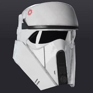 Könnte beinhalten: Weiß-schwarzer Helm mit Visier und rotem Emblem. Der Helm hat eine abgerundete Oberseite und kantige Merkmale, mit einem schwarzen Visier und einem Belüftungssystem an der Vorderseite. Wahrscheinlich ein Kostüm oder eine Requisite.