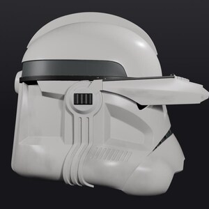 Pode incluir: Um capacete branco e cinza com viseira e pain&eacute;is laterais detalhados. O capacete tem um design elegante e futurista, com uma faixa cinza escuro acima da viseira. A est&eacute;tica geral sugere um tema de fic&ccedil;&atilde;o cient&iacute;fica ou militar.