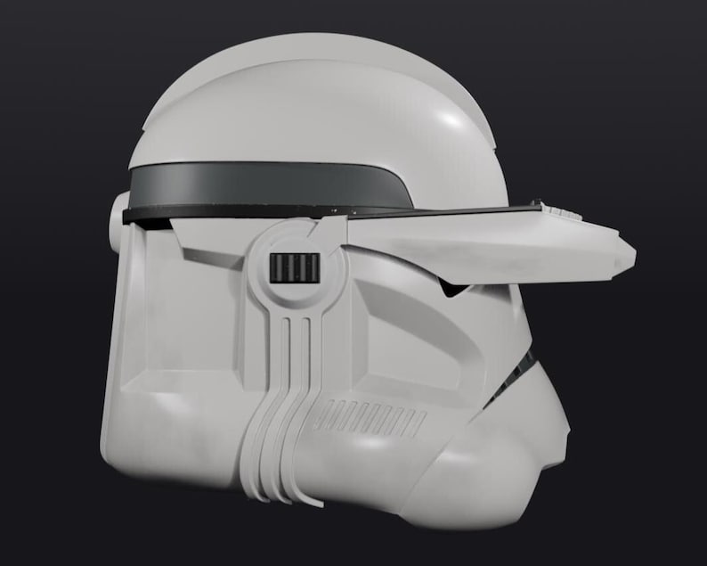 Pode incluir: Um capacete branco e cinza com viseira e pain&eacute;is laterais detalhados. O capacete tem um design elegante e futurista, com uma faixa cinza escuro acima da viseira. A est&eacute;tica geral sugere um tema de fic&ccedil;&atilde;o cient&iacute;fica ou militar.