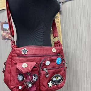 Y2K blauwe ooglap superleuke crossbodytas van pu-leer, ontwerp schoudertas flesdop met willekeurige knop, trendy uniseks schoudertas